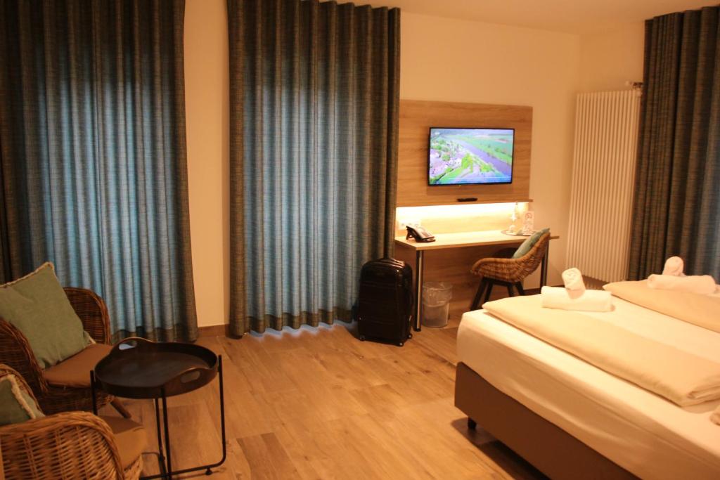 TV a/nebo společenská místnost v ubytování Hotel Weinhaus Möhle
