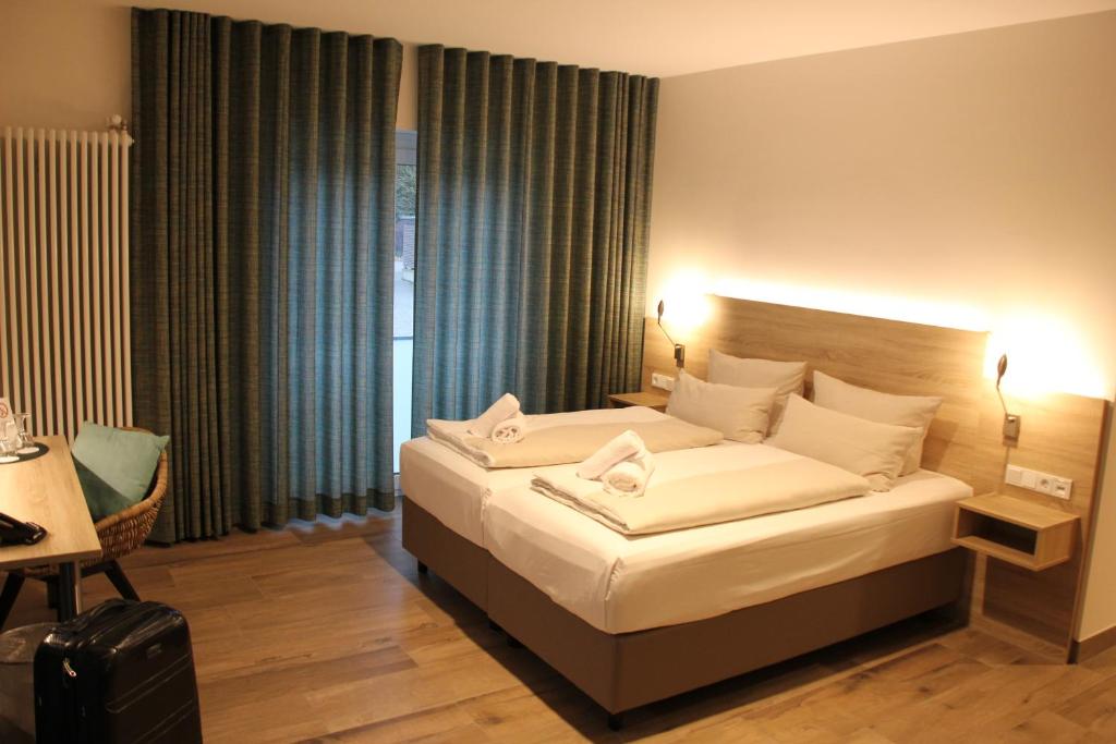 Postel nebo postele na pokoji v ubytování Hotel Weinhaus Möhle