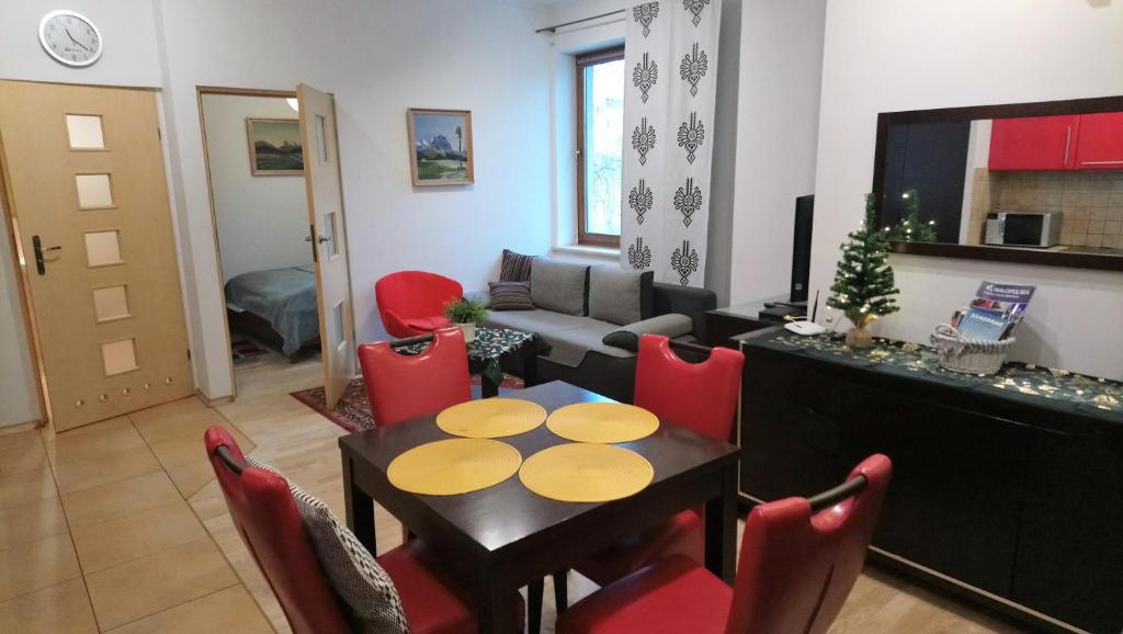 Posedenie v ubytovaní Apartament Radowid 15 w centrum z basenem