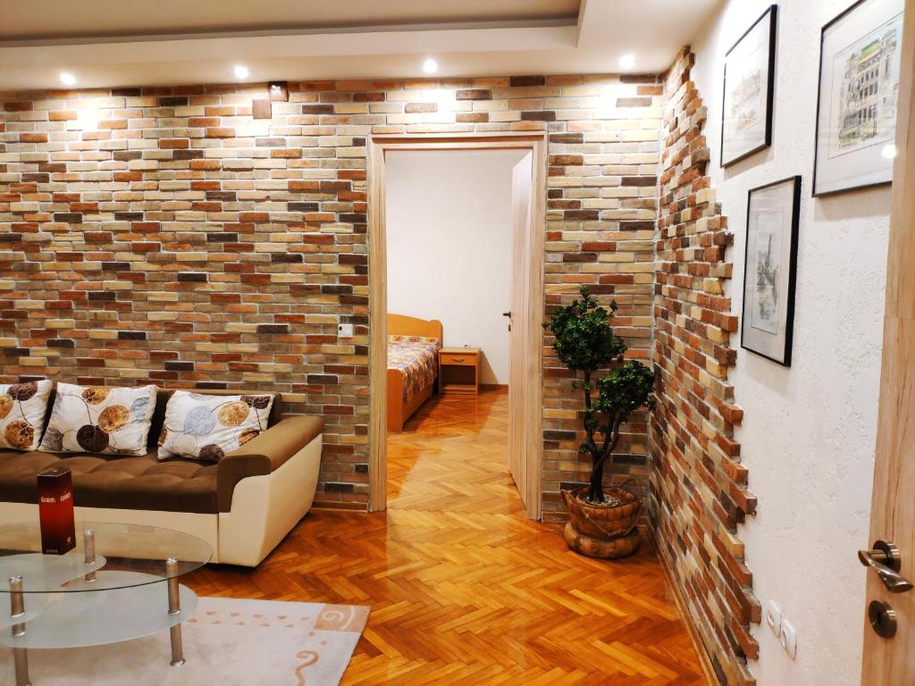 V2 with Love - Vintage Modern and Spacious - One-Bedroom Apartment