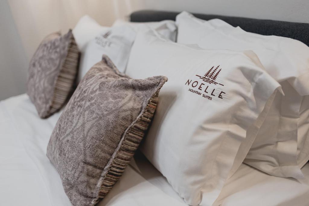 Postel nebo postele na pokoji v ubytování Noelle Mountain Suites