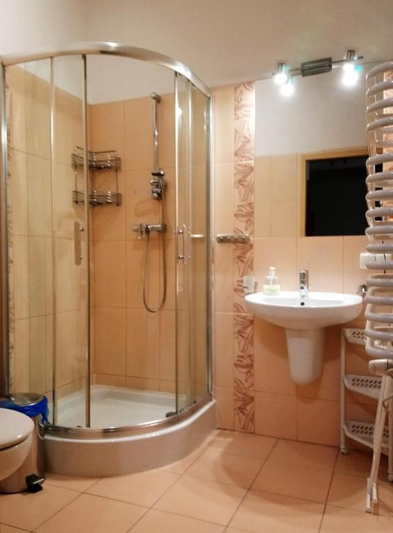 Kúpeľňa v ubytovaní Apartament Radowid 15 w centrum z basenem