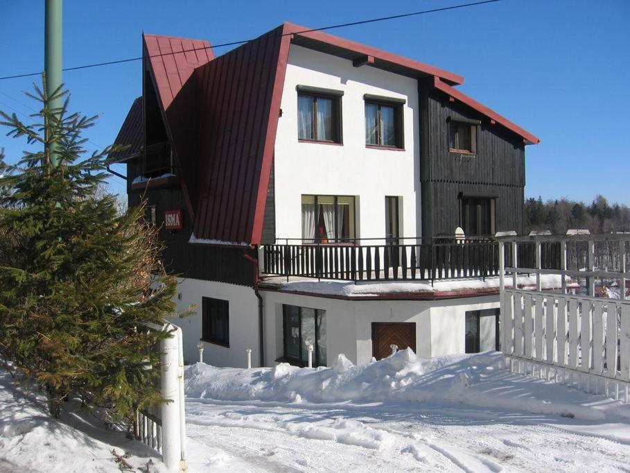 カルパチにあるIsmaの雪の赤い屋根の家