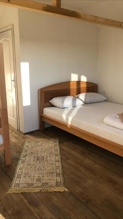 Postel nebo postele na pokoji v ubytování Brvnare Rodjak sa sela