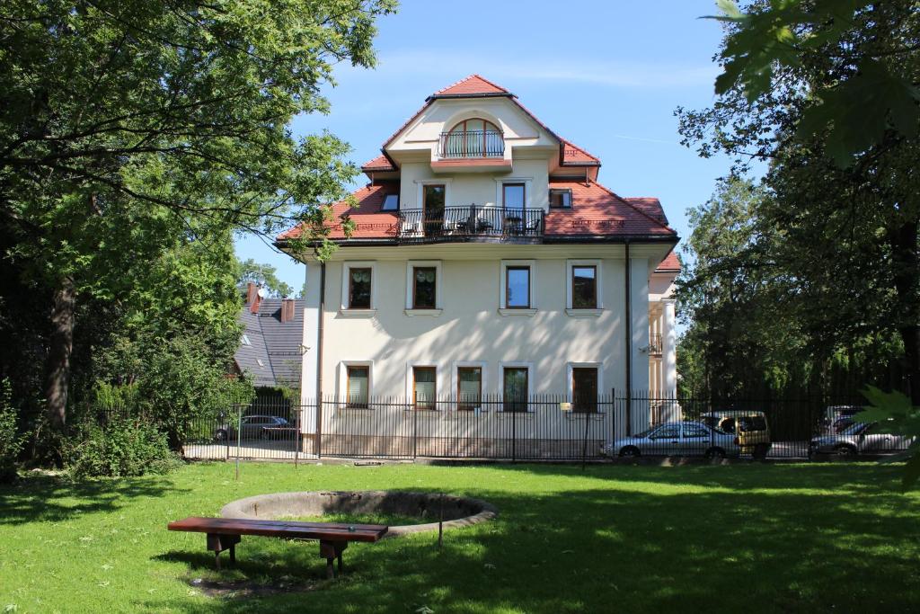 Vonkajšia záhrada v ubytovaní Apartament Radowid 15 w centrum z basenem