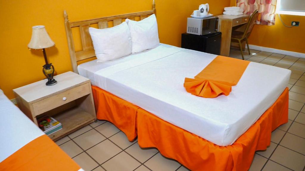 Postel nebo postele na pokoji v ubytování Pineapple Court Hotel