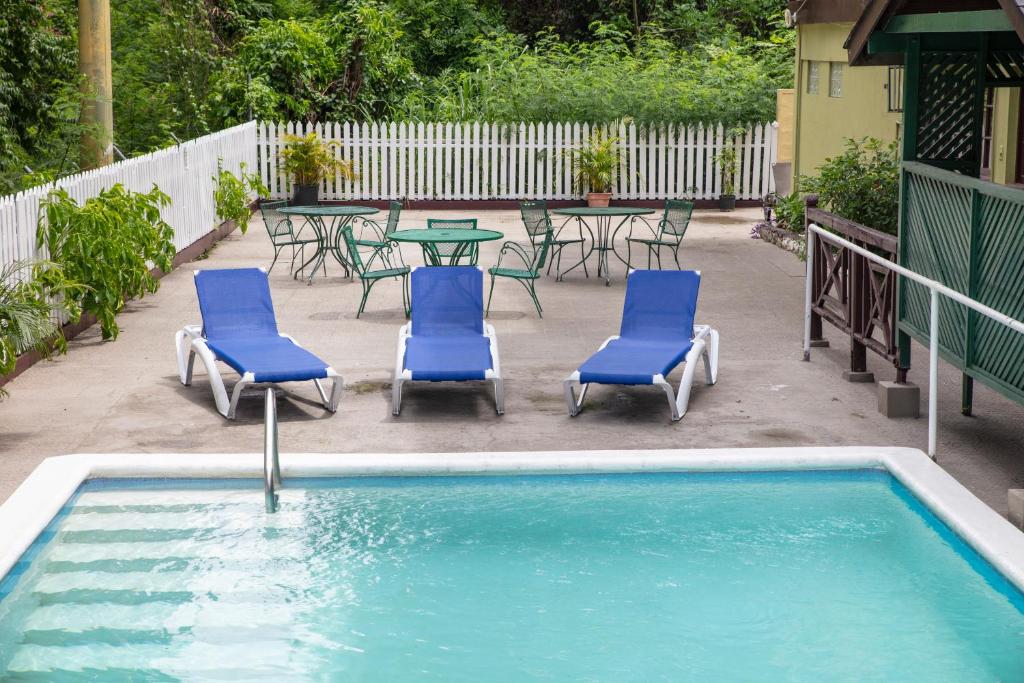 Bazén v ubytování Pineapple Court Hotel nebo v jeho okolí