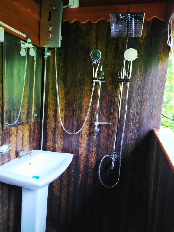 Koupelna v ubytování Tree House-Midigama