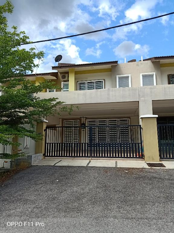 ein großes Haus mit einem Zaun davor in der Unterkunft Rara Homestay Kuala Kangsar in Kuala Kangsar