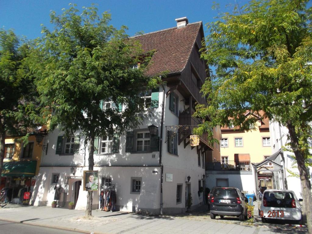 un bâtiment blanc sur le côté d'une rue dans l'établissement Haus Zur Gerberei 100 m zum Bodensee, à Überlingen