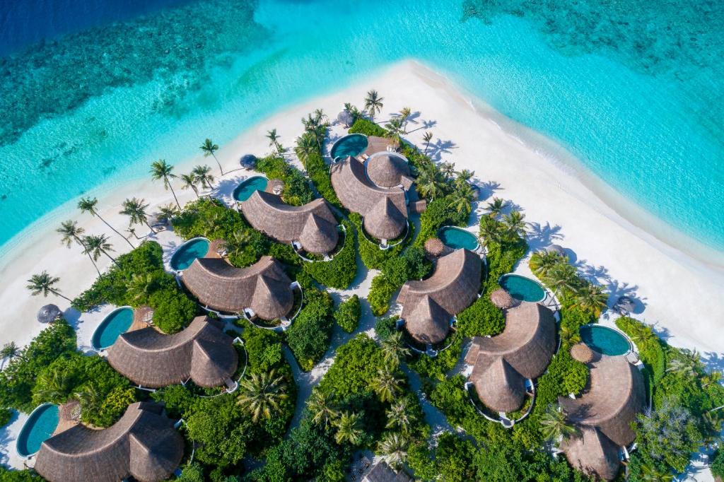 een luchtzicht op een resort op een strand bij Milaidhoo Maldives in Baa Atoll