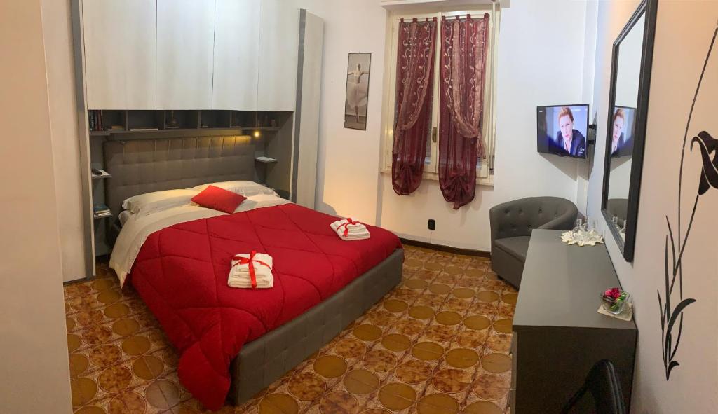 una camera con un letto con una coperta rossa di AndEli ad Alghero