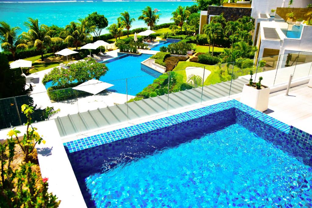 Bazén v ubytování Cap Ouest Beachfront Residences nebo v jeho okolí