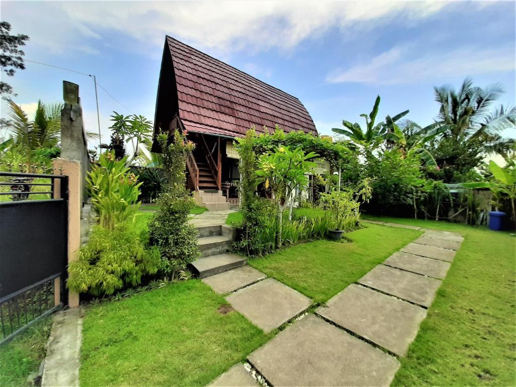 dom z ogrodem i trawnikiem w obiekcie Telagamas Guest House w mieście Banjarangkan