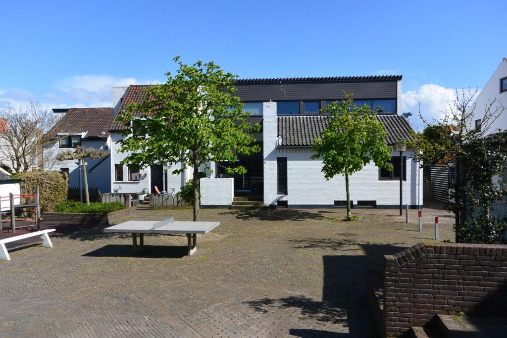 um parque com um banco em frente a um edifício em In The Heart of Zandvoort em Zandvoort