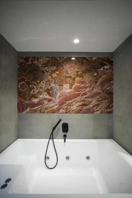 Koupelna v ubytování Art Suites Korai