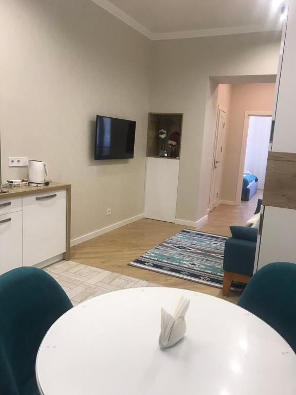 TV a/nebo společenská místnost v ubytování Lviv Apartments