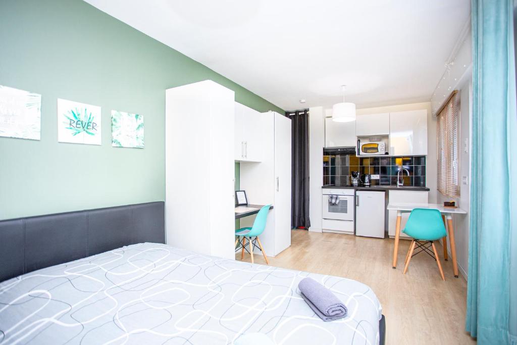 Kuchyň nebo kuchyňský kout v ubytování SMILE APPARTS - Appartements - Au coeur de Lorient - Au calme - Tout Confort
