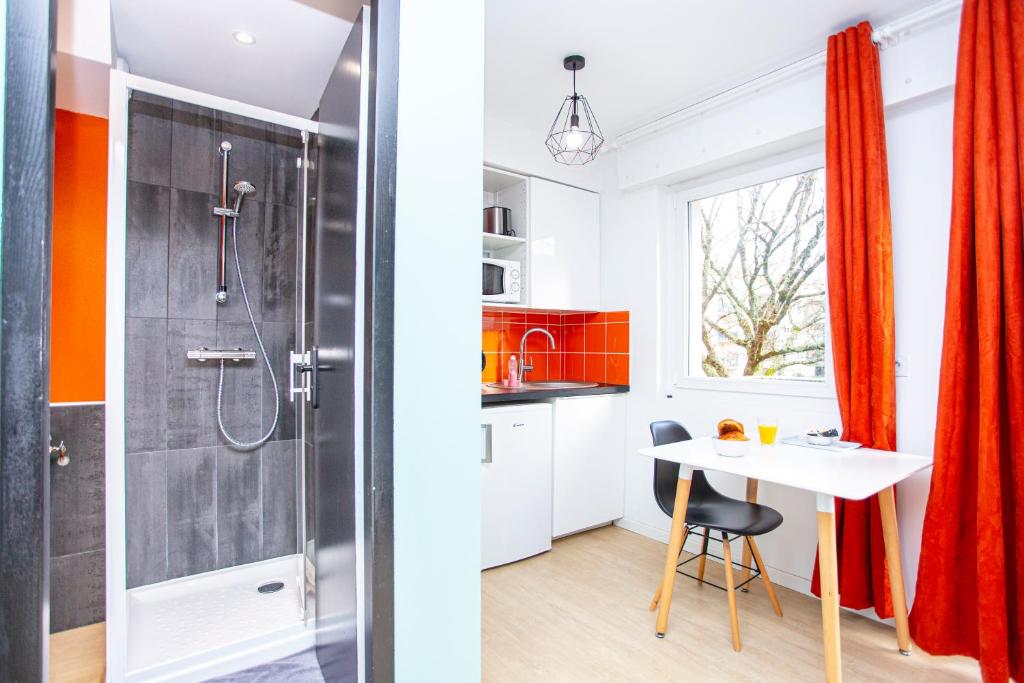 Kuchyň nebo kuchyňský kout v ubytování SMILE APPARTS - Appartements - Au coeur de Lorient - Au calme - Tout Confort