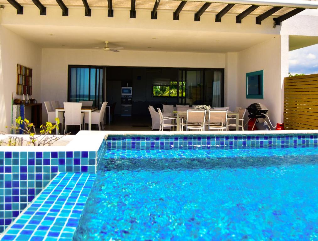 Bazén v ubytování Cap Ouest Beachfront Residences nebo v jeho okolí