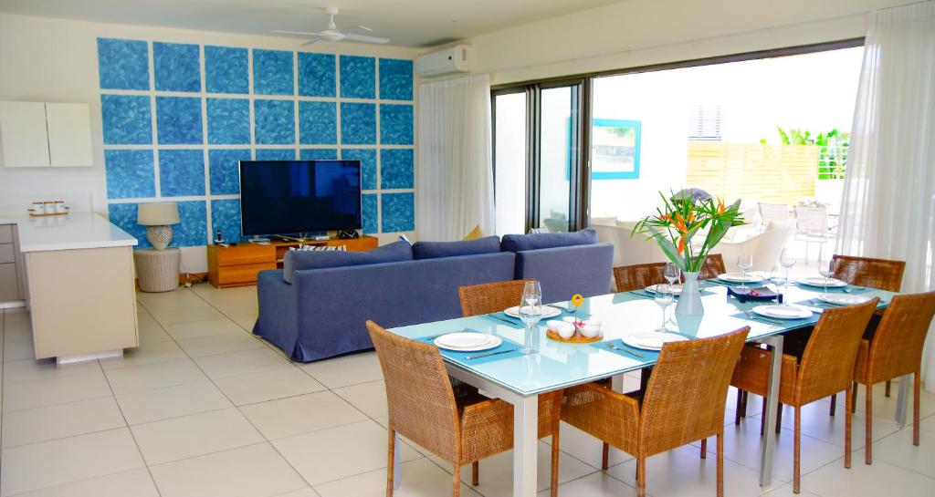 TV a/nebo společenská místnost v ubytování Cap Ouest Beachfront Residences