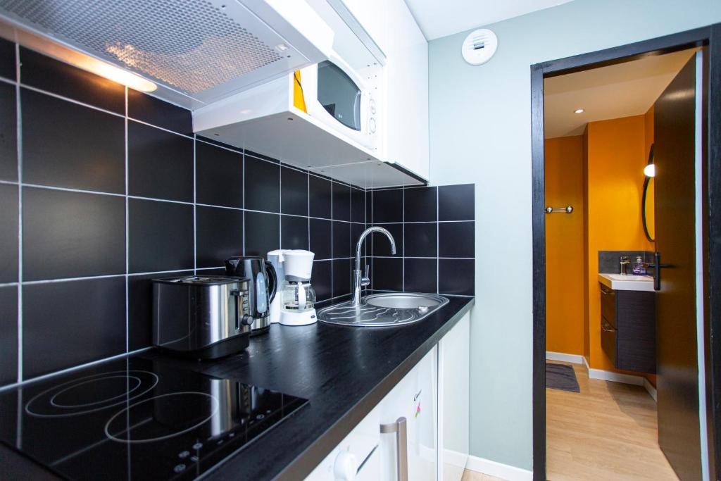 Kuchyň nebo kuchyňský kout v ubytování SMILE APPARTS - Appartements - Au coeur de Lorient - Au calme - Tout Confort
