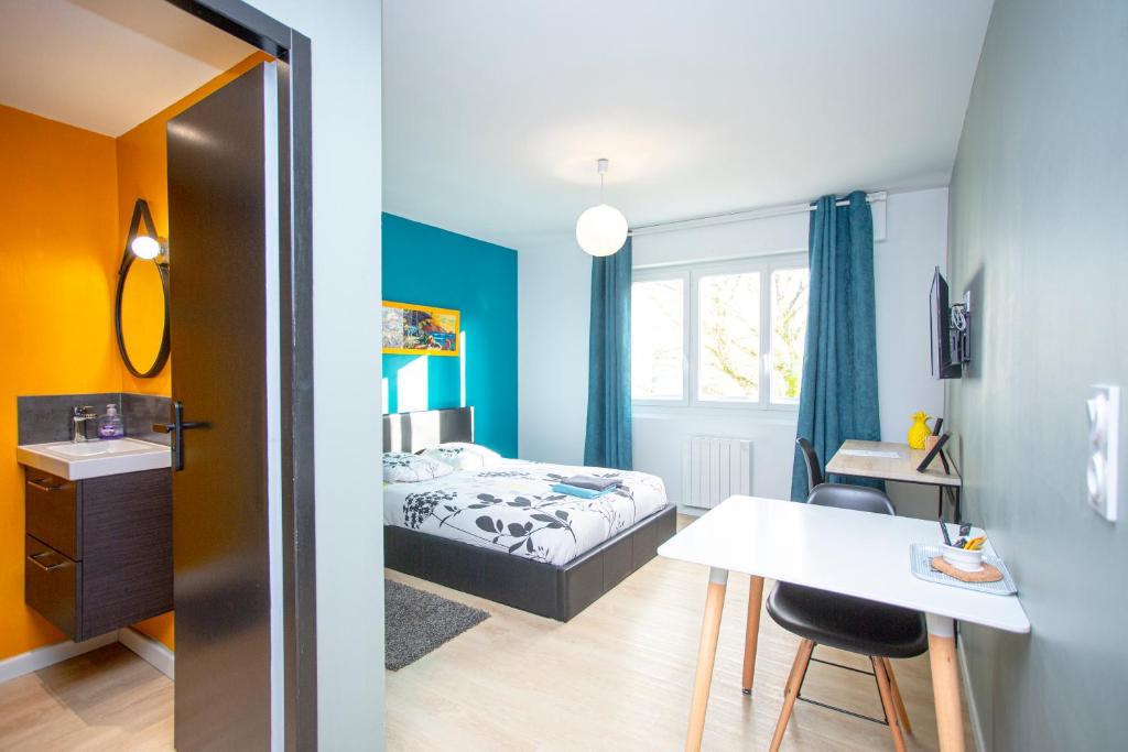 Postel nebo postele na pokoji v ubytování SMILE APPARTS - Appartements - Au coeur de Lorient - Au calme - Tout Confort