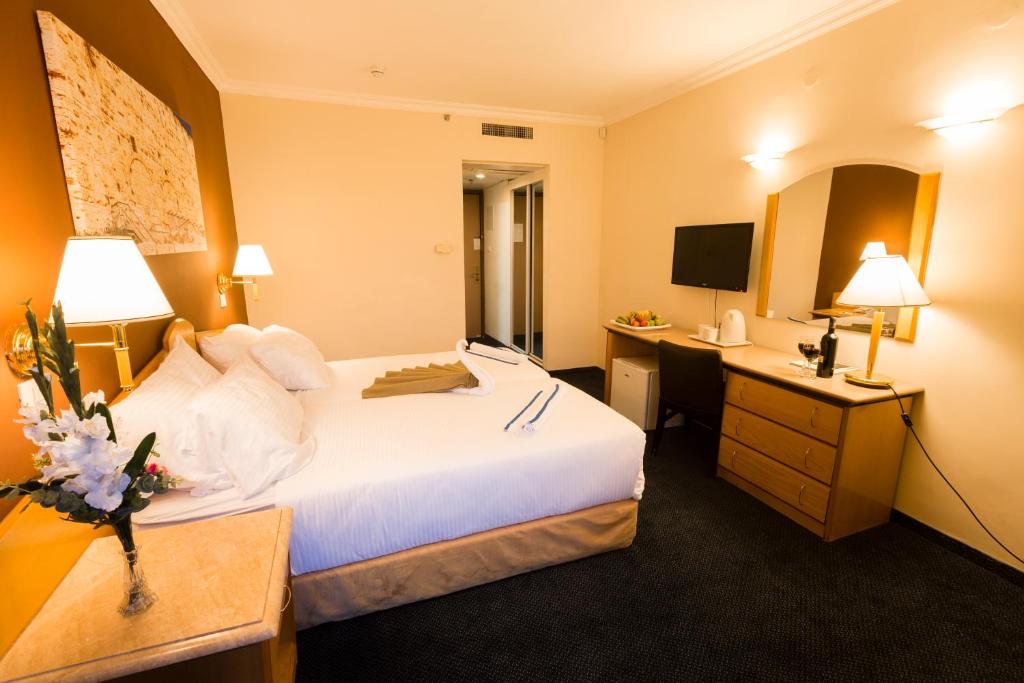 Postel nebo postele na pokoji v ubytování Jerusalem Gardens Hotel