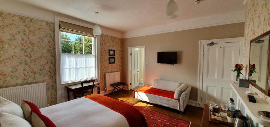 ein Hotelzimmer mit einem Bett und einem Fenster in der Unterkunft The Lions in Newark upon Trent