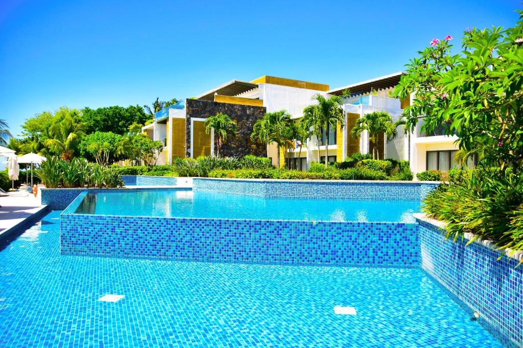 Bazén v ubytování Cap Ouest Beachfront Residences nebo v jeho okolí