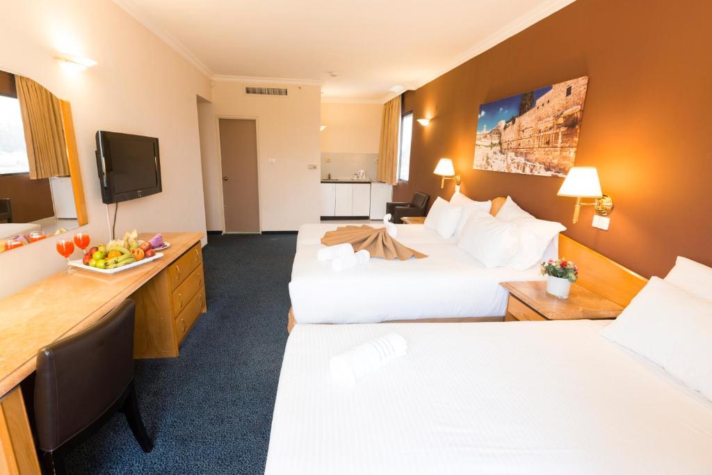 Postel nebo postele na pokoji v ubytování Jerusalem Gardens Hotel