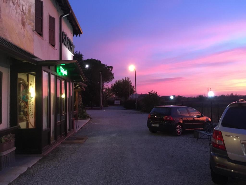 Východ nebo západ slunce při pohledu z hotelu nebo okolí
