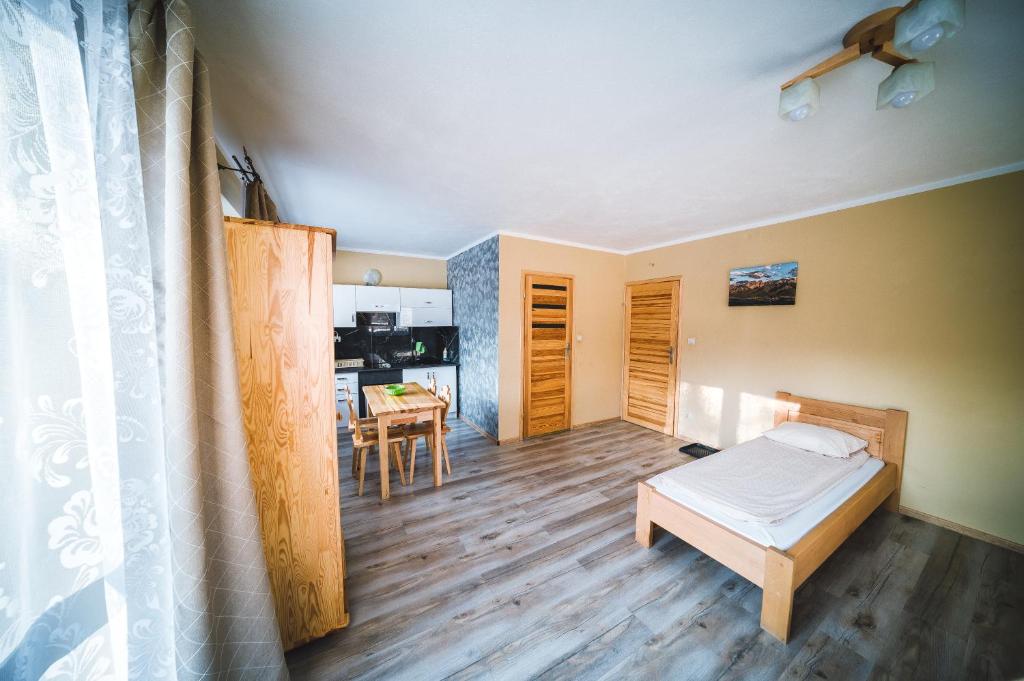 Televízia a/alebo spoločenská miestnosť v ubytovaní Pokoje i Apartamenty Nad Potokiem