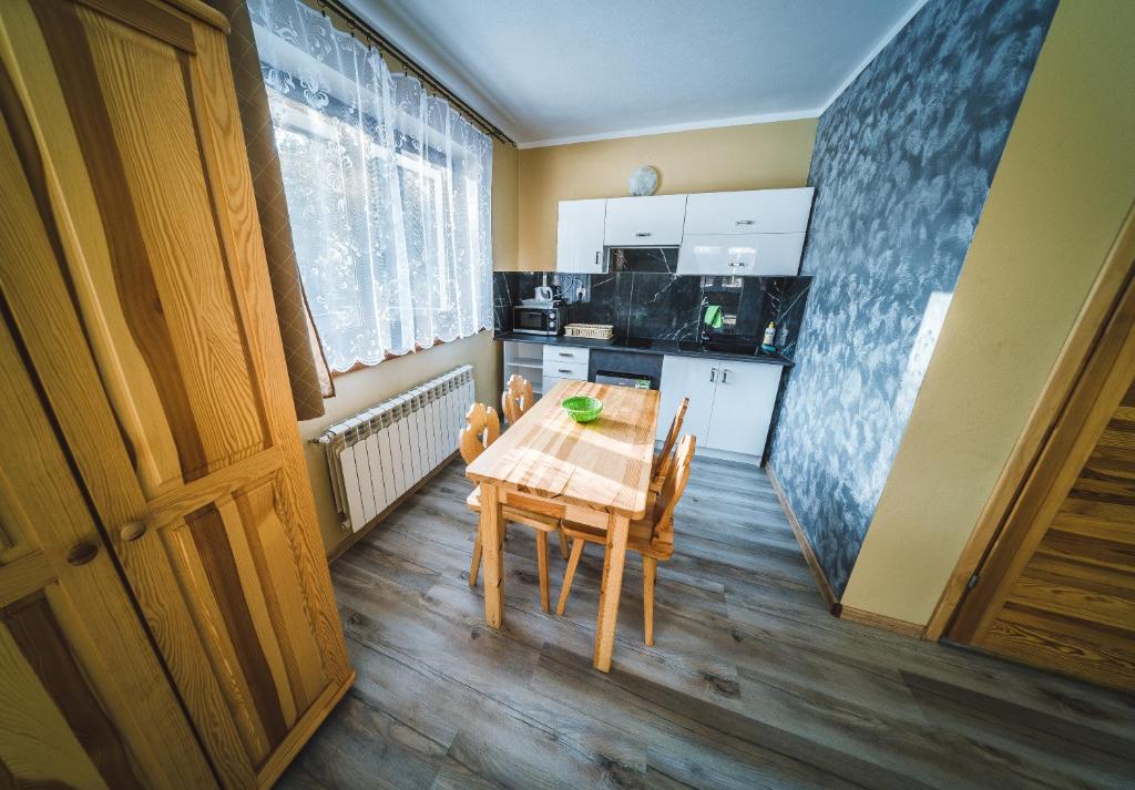 Kuchyňa alebo kuchynka v ubytovaní Pokoje i Apartamenty Nad Potokiem
