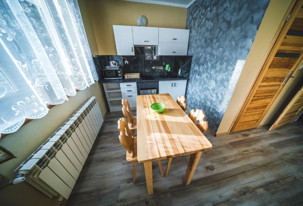 Kuchyňa alebo kuchynka v ubytovaní Pokoje i Apartamenty Nad Potokiem