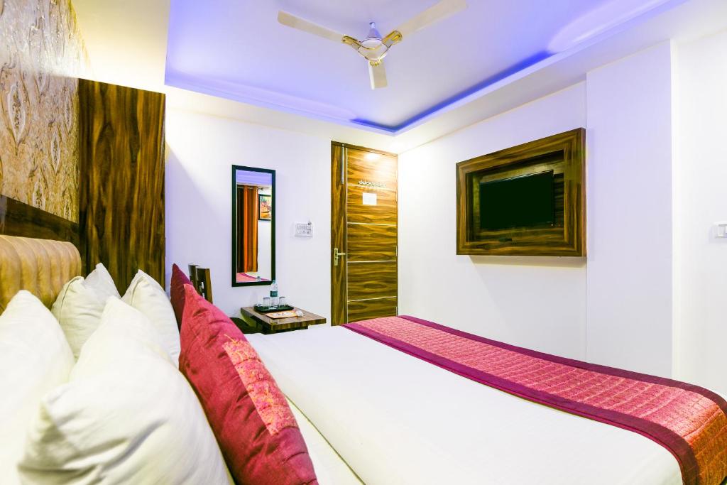 Postel nebo postele na pokoji v ubytování Hotel Pearl - Mahipalpur Delhi Airport