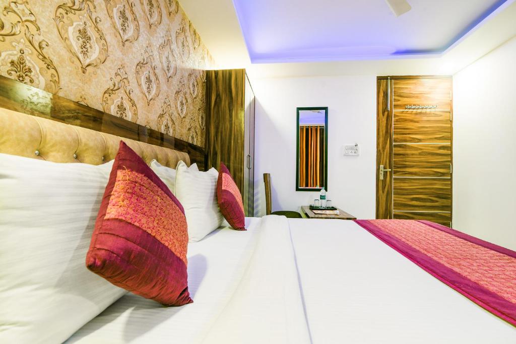 Postel nebo postele na pokoji v ubytování Hotel Pearl - Mahipalpur Delhi Airport
