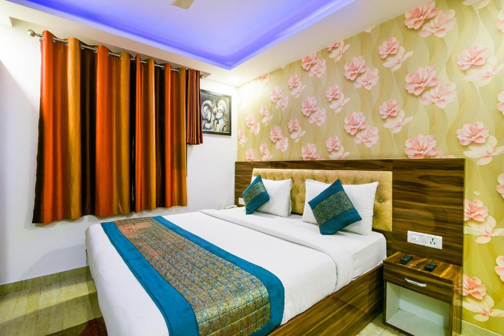 Postel nebo postele na pokoji v ubytování Hotel Pearl - Mahipalpur Delhi Airport