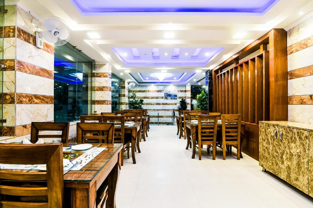 Restaurace v ubytování Hotel Pearl - Mahipalpur Delhi Airport