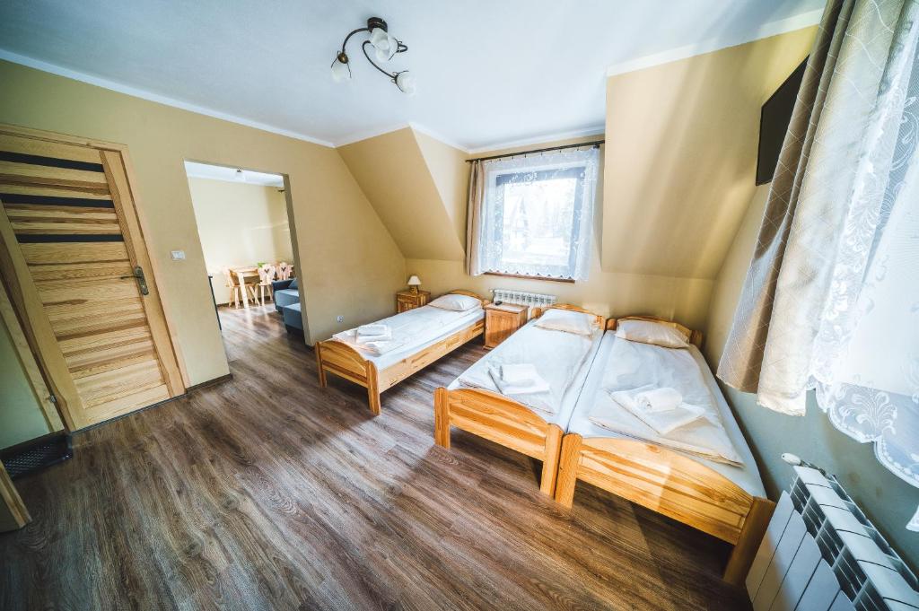 Posteľ alebo postele v izbe v ubytovaní Pokoje i Apartamenty Nad Potokiem