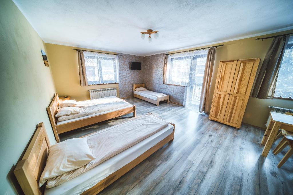 Posteľ alebo postele v izbe v ubytovaní Pokoje i Apartamenty Nad Potokiem