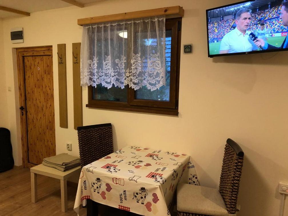 Televízia a/alebo spoločenská miestnosť v ubytovaní Glückliche Elfen