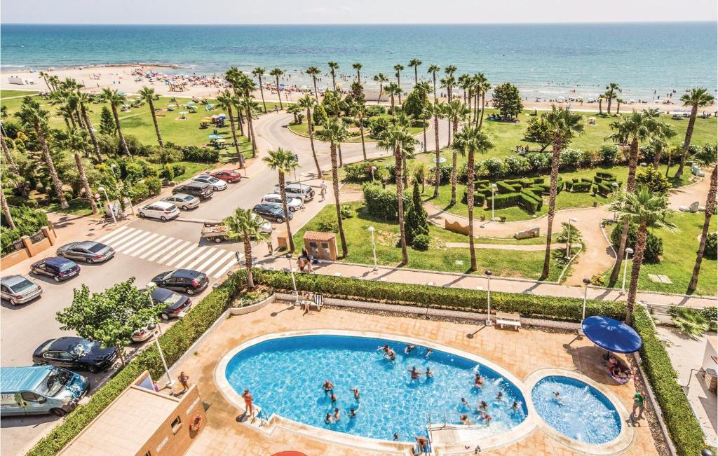 een luchtzicht op een zwembad en het strand bij Pet Friendly Apartment In Oropesa Del Mar With Swimming Pool in Oropesa del Mar
