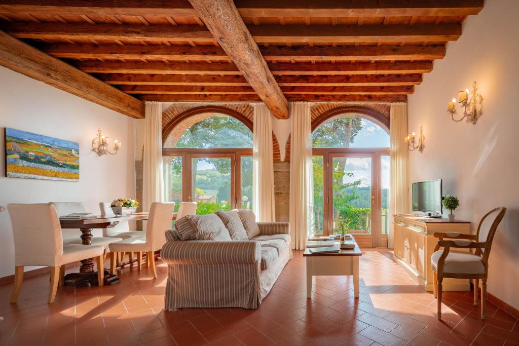 uma sala de estar com um sofá e uma mesa em Florence Country Residence em Vaglia