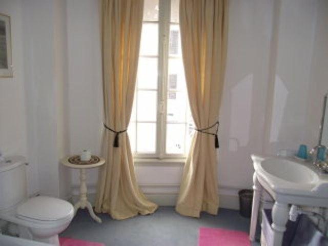 een badkamer met een toilet, een wastafel en een raam bij La Falaise in Saint-Valery-sur-Somme