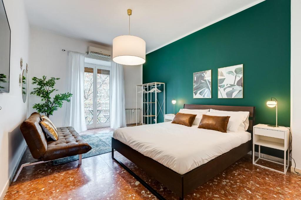 ein Schlafzimmer mit einem großen Bett und einer grünen Wand in der Unterkunft BDC - Trastevere Apartment in Rom