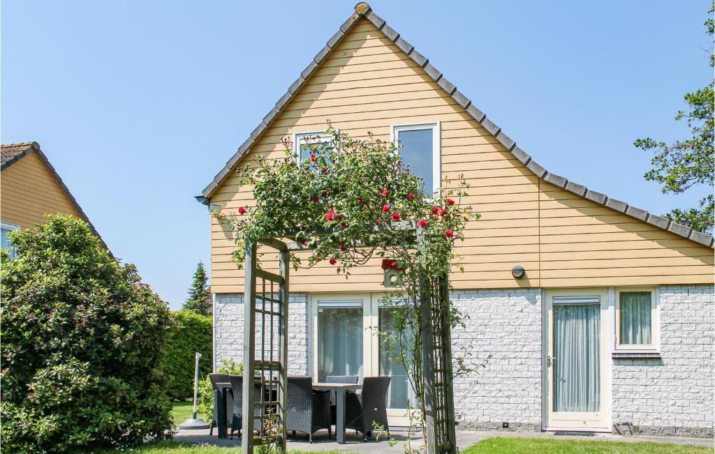 una casa con una puerta con flores delante en Oesterbaai 6 en Wemeldinge