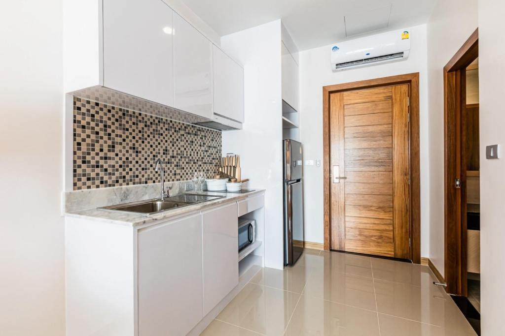 Kuchyň nebo kuchyňský kout v ubytování Palmetto Condominium