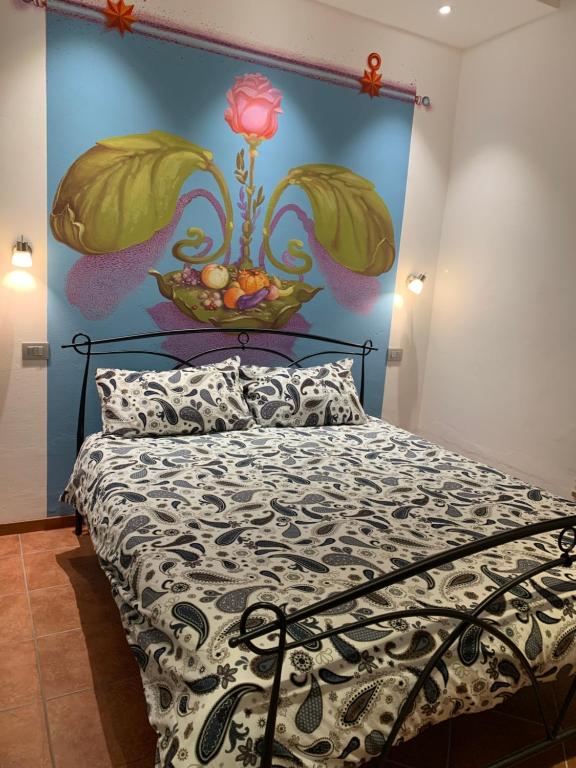 ヴェローナにあるCivico 95のベッドルーム1室(壁に絵画が描かれたベッド1台付)