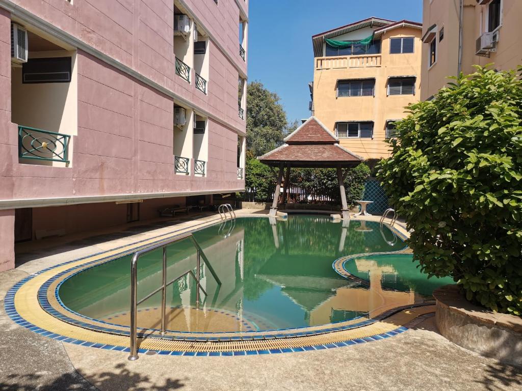 Der Swimmingpool an oder in der Nähe von Golden Villa Pattaya